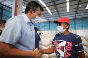 Read more about the article Governador Wilson Lima inicia entrega de suplemento alimentar para gado de pecuaristas do Amazonas