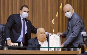 Leia mais sobre o artigo Presidente da Assembleia Legislativa do Amazonas presta homenagens ao empresário Saul Benchimol