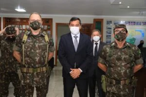 Leia mais sobre o artigo Governador Wilson Lima agradece apoio do Exército no enfrentamento da pandemia de Covid-19, durante troca de comando do CMA