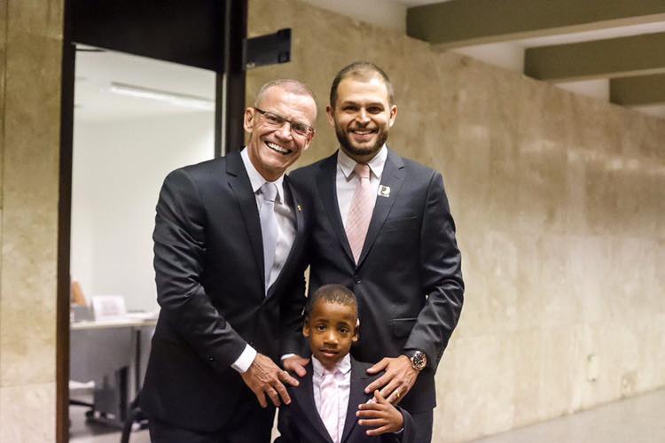 You are currently viewing Fabiano Contarato recebe o Fantástico e fala com orgulho da família: ‘A minha vida toda me senti culpado’