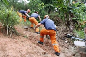 Read more about the article Temporal violento faz casa desabar e barrancos desmoronarem em Manaus