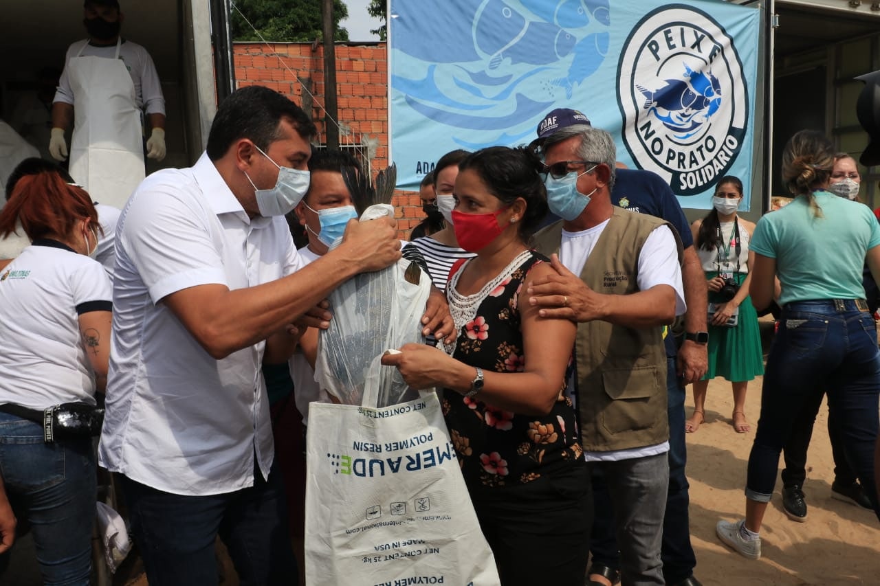 You are currently viewing Governo do Amazonas realiza quinta edição do ‘Peixe no Prato Solidário’ com entrega de tambaqui, farinha e abacaxi aos moradores da Zona Leste de Manaus