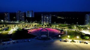 Read more about the article Em Manaus praia da Ponta Negra tem anfiteatro iluminado em adesão ao ‘Outubro Rosa’