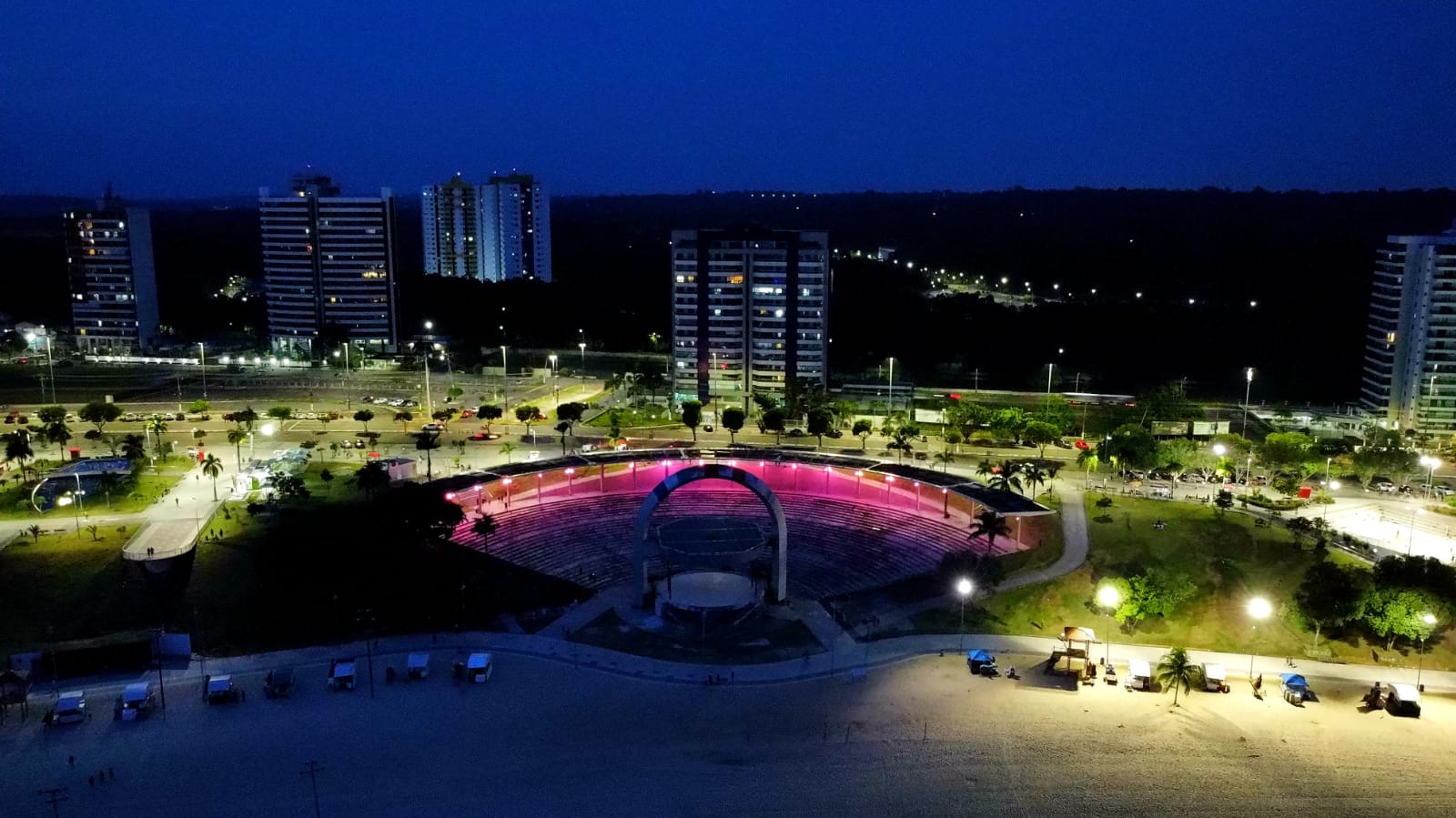 You are currently viewing Em Manaus praia da Ponta Negra tem anfiteatro iluminado em adesão ao ‘Outubro Rosa’