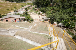 Read more about the article Escadaria em concreto garante segurança para 300 famílias no Nova Cidade; Obra foi vistoriada pelo Prefeito de Manaus David Almeida