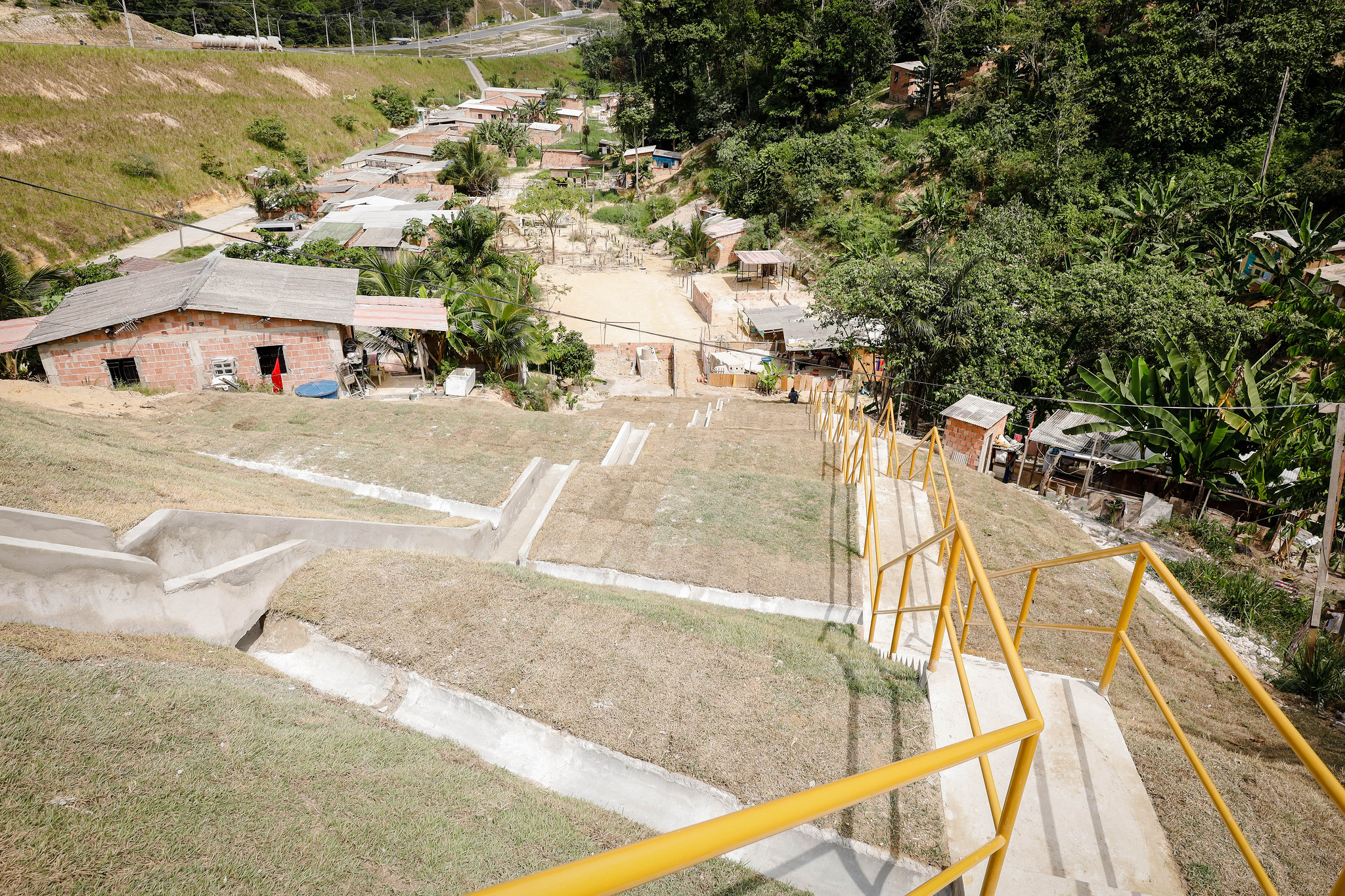 You are currently viewing Escadaria em concreto garante segurança para 300 famílias no Nova Cidade; Obra foi vistoriada pelo Prefeito de Manaus David Almeida