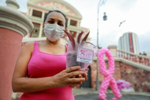 Read more about the article Outubro Rosa: Pacientes oncológicas em Manaus recebem mudas de plantas doadas pela prefeitura