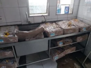 Leia mais sobre o artigo Visa Manaus autua estabelecimento no Centro da capital por má conservação de alimentos