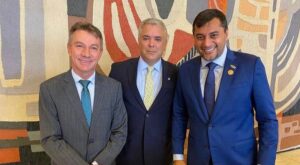 Read more about the article Em Brasília, governador do AM recebe convite de presidente colombiano para novas parcerias