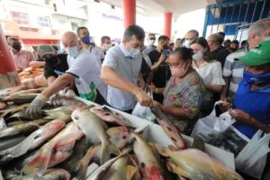 Leia mais sobre o artigo Governador Wilson Lima acompanha a entrega de 5 toneladas de pescado a mais de mil famílias, em Coari