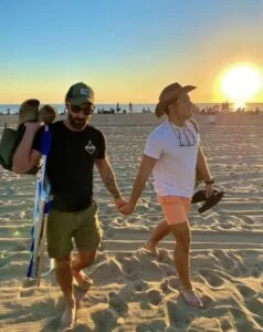 Leia mais sobre o artigo Ator Marco Pigossi se assume gay com foto de mãos dadas com cineasta italiano