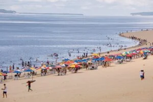 Leia mais sobre o artigo Em Manaus, reabertura da praia da Ponta Negra aos domingos tem movimentação tranquila
