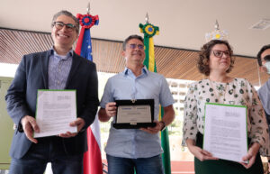 Read more about the article Prefeito David Almeida recebe prêmios por excelência na gestão previdenciária e anuncia convênio de adesão da previdência complementar