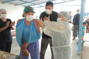 Read more about the article Governador Wilson Lima participa de ação de busca ativa de pessoas que estão com o calendário vacinal  contra a Covid-19 atrasado