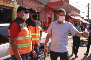 Leia mais sobre o artigo Prefeito em exercício Marcos Rotta vistoria ação de prevenção aos efeitos da cheia no centro de Manaus