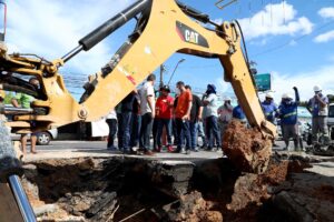 Read more about the article Prefeito David Almeida cobra celeridade na recuperação de erosão na avenida Torquato Tapajós