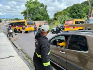 Read more about the article Na zona leste, Detran-AM remove ônibus do transporte alternativo durante operação de fiscalização