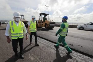 Leia mais sobre o artigo Governador Wilson Lima vistoria obras de pavimentação da Ponte Phelippe Daou e da AM-070