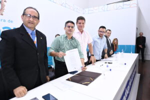 Read more about the article Prefeito David Almeida lança programas Bolsa Idiomas e Pós-Graduação com a maior oferta de bolsas da história