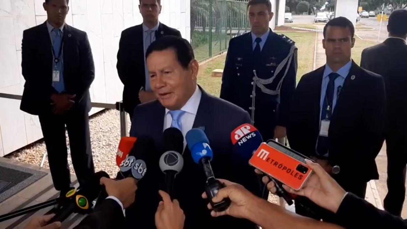 No momento, você está visualizando Mourão ri da possibilidade de investigar militares por tortura na ditadura: ‘Vai trazer os caras do túmulo de volta?’