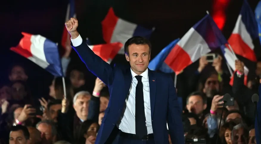 No momento, você está visualizando Macron é reeleito na França e diz que novo mandato não será de continuidade