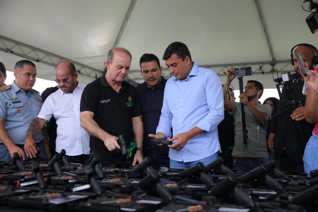 No momento, você está visualizando Governador Wilson Lima entrega novas armas e veículos para as forças de segurança