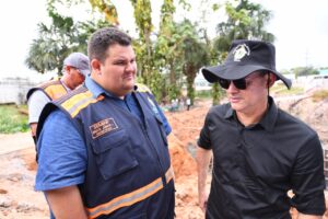 Prefeito David Almeida fiscaliza concretagem das cortinas da ponte na avenida Senador Raimundo Parente