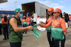 Leia mais sobre o artigo Prefeitura de Manaus arrecada cinco toneladas de alimentos não perecíveis em jogo na Arena da Amazônia