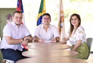 Read more about the article Prefeito David Almeida assina nomeação de mais de 400 professores para a rede municipal de ensino