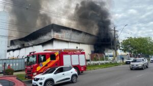 Read more about the article Incêndio atinge fábrica de embalagens na Zona Leste de Manaus