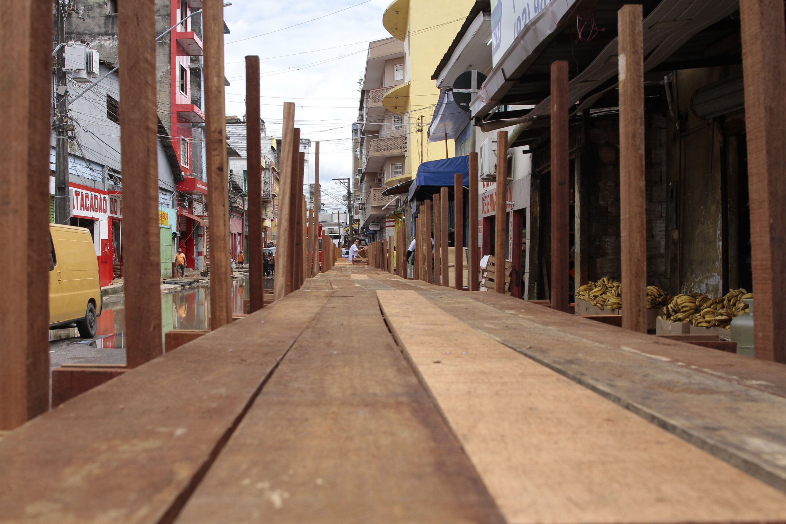 No momento, você está visualizando Prefeitura instala ponte provisória na rua Barão de São Domingos e garante acesso às feiras do Centro