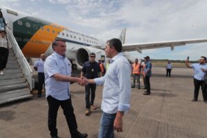 Read more about the article Wilson Lima recebe presidente Bolsonaro, que chega a Manaus para participar da Marcha Para Jesus