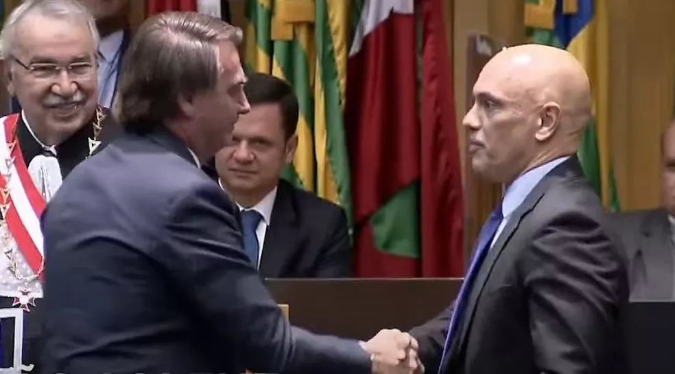 You are currently viewing Bolsonaro e Moraes se cumprimentam em cerimônia de posse no TST