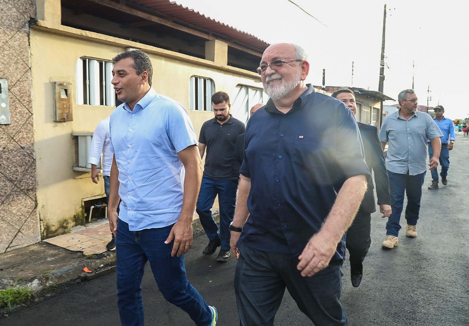 You are currently viewing Prefeito em exercício Wallace Oliveira e governador Wilson Lima fiscalizam nova frente de obras do “Asfalta Manaus”