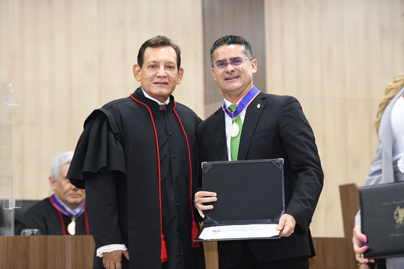 No momento, você está visualizando Prefeito David Almeida recebe ‘Medalha do Mérito Eleitoral’ do TRE-AM