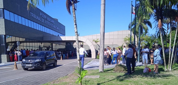 You are currently viewing Prédio do TJAM é atingido por tremor e é evacuado em Manaus