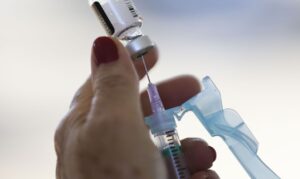 Read more about the article Covid-19: Fiocruz alerta para estagnação na cobertura vacinal