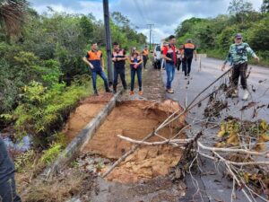 Read more about the article Defesa Civil do Amazonas averigua ocorrência de erosão e acompanha trabalhos na AM-352