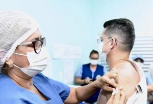Leia mais sobre o artigo David Almeida recebe 4ª dose da vacina contra a Covid-19 e salienta importância do reforço do imunizante no combate à pandemia