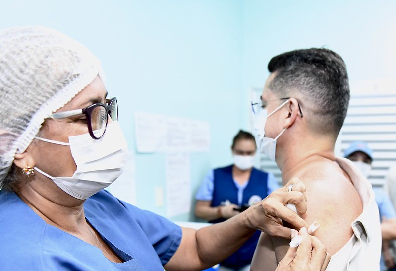 You are currently viewing David Almeida recebe 4ª dose da vacina contra a Covid-19 e salienta importância do reforço do imunizante no combate à pandemia