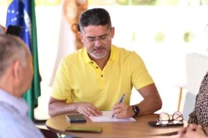 Leia mais sobre o artigo Prefeito David Almeida sanciona lei que garante reajuste salarial de 12,47% aos servidores da Semed