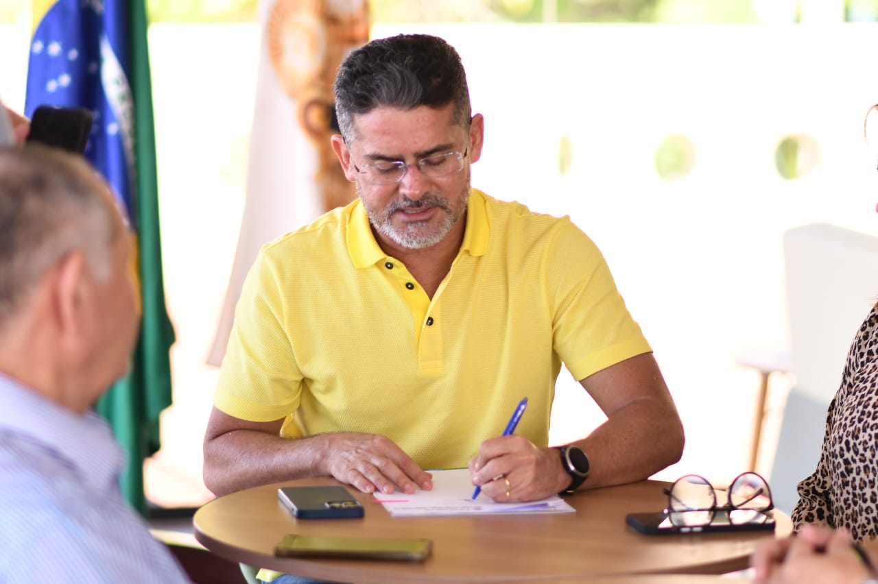 You are currently viewing Prefeito David Almeida sanciona lei que garante reajuste salarial de 12,47% aos servidores da Semed