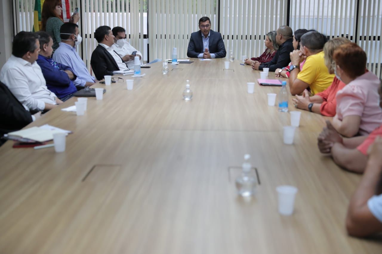 You are currently viewing Wilson Lima anuncia auxílio alimentação de R$ 600 e correção de 9,06% em datas-bases a servidores da saúde