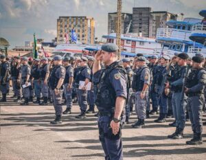 Read more about the article Efetivo com 500 policiais militares desembarca em Parintins e reforça segurança na semana do festival