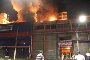 Read more about the article Incêndio atinge quatro imóveis no Centro de SP; bombeiros ficam feridos e área é interditada por risco de desabamento