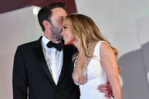 Read more about the article Jennifer Lopez e Ben Affleck se casam em Las Vegas e  Jlo começa assinar Jheniffer Affleck