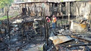 Read more about the article Incêndio destruiu 16 casas no São Jorge; famílias receberão Auxílio Aluguel, diz Prefeitura de Manaus