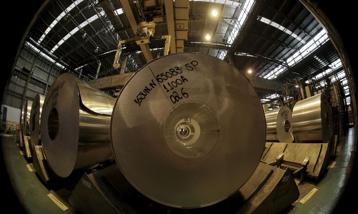 No momento, você está visualizando Confiança da indústria volta a cair depois de três altas, diz FGV