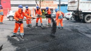 Read more about the article Asfalta Manaus’ recupera ruas abandonadas há mais de 10 anos no Crespo