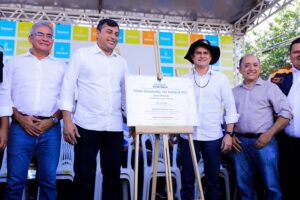 Read more about the article Prefeito David Almeida e governador Wilson Lima entregam revitalização da feira municipal do Parque 10